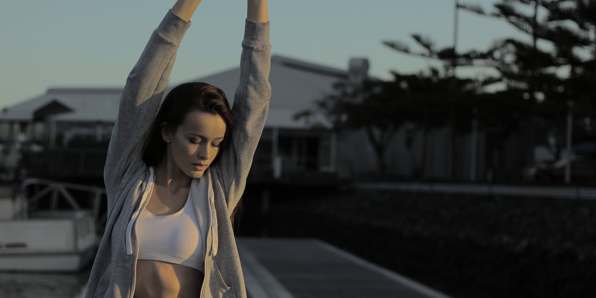Étirement des bras en extérieur, image d’ambiance issue du site historique de Léa