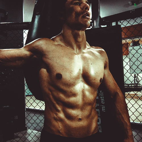Athlète travaillant son renforcement musculaire